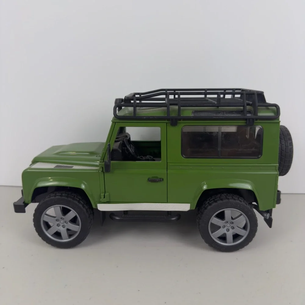 Bruder Land Rover Defender Station Wagon Green 1:16 Scale Toy Vehicle 02590 11in